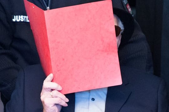 Der ehemalige SS-Wachmann des Konzentrationslagers Stutthof zum Prozessbeginn im Hamburger Landgericht.