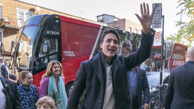 Kanadas Premierminister Justin Trudeau trifft mit seiner Frau Sophie Gregoire-Trudeau und seinen Kindern Ella-Grace und Hadrien beim Wahllokal ein. Kanadas Premierminister Justin Trudeau trifft mit seiner Frau Sophie Gregoire-Trudeau und seinen Kindern Ella-Grace und Hadrien beim Wahllokal ein.