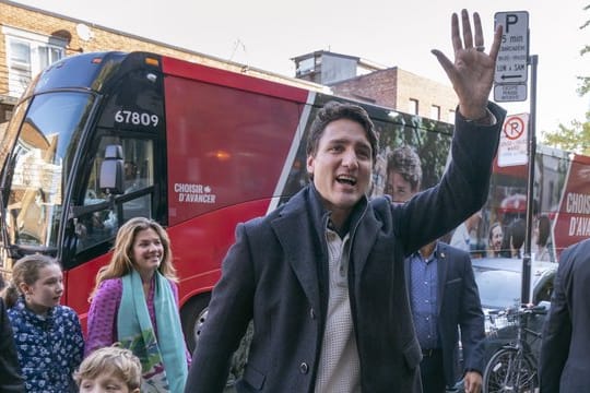 Kanadas Premierminister Justin Trudeau trifft mit seiner Frau Sophie Gregoire-Trudeau und seinen Kindern Ella-Grace und Hadrien beim Wahllokal ein.