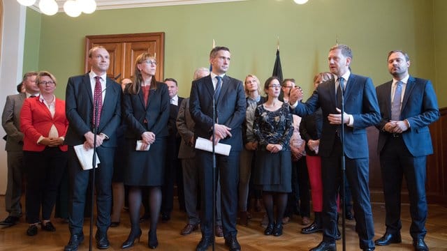 Wolfram Günther und Katja Meier von Bündnis 90/Die Grünen, Martin Dulig von der SPD und Sachsens CDU-Ministerpräsident Michael Kretschmer Anfang Oktober nach einer Sondierungsrunde. Wolfram Günther und Katja Meier von Bündnis 90/Die Grünen, Martin Dulig von der SPD und Sachsens CDU-Ministerpräsident Michael Kretschmer Anfang Oktober nach einer Sondierungsrunde.