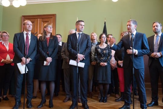 Wolfram Günther und Katja Meier von Bündnis 90/Die Grünen, Martin Dulig von der SPD und Sachsens CDU-Ministerpräsident Michael Kretschmer Anfang Oktober nach einer Sondierungsrunde.