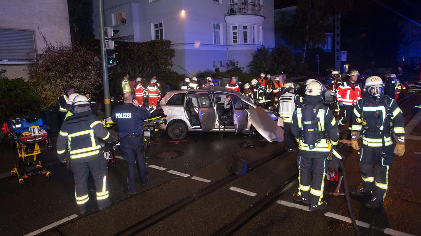 Unfall in Bielefeld: Auf dem Rückweg von einer Hochzeitsfeier ist ein Jugendlicher gestorben.