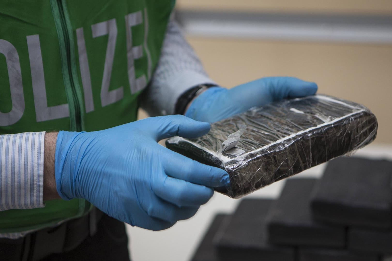 Ein Polizeibeamter mit einem Paket Kokain (Archivfoto): Laut RBB werden solche Fälle angesichts eines erheblichen Anstiegs seit Mai systematisch erfasst.