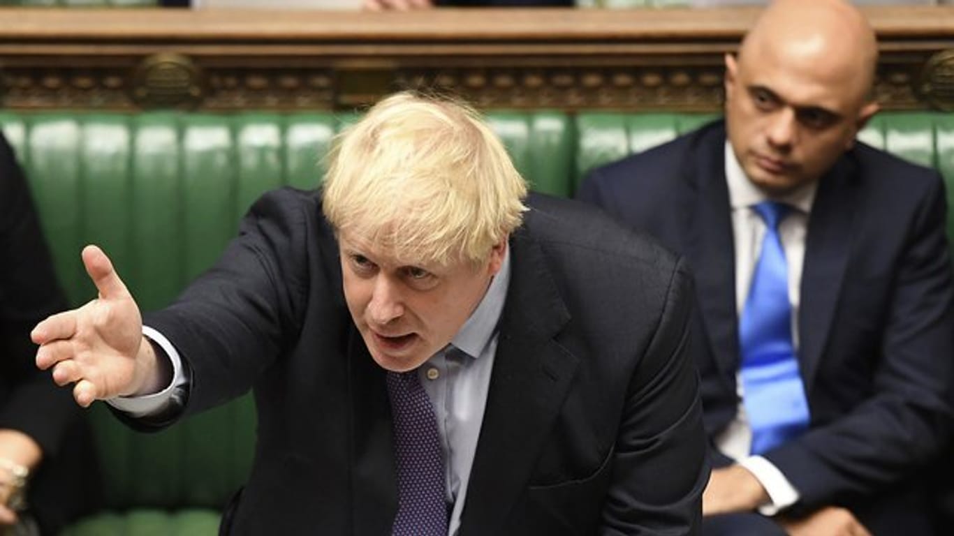 Boris Johnson gestikuliert während der Debatte im Unterhaus.