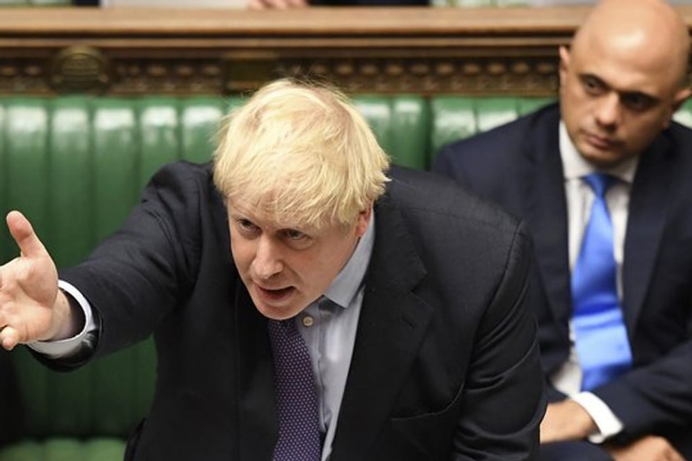 Boris Johnson gestikuliert während der Debatte im Unterhaus.