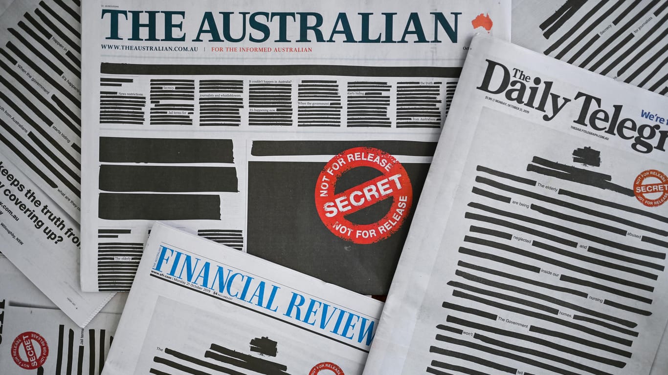 Australische Zeitungen erscheinen mit geschwärzten Titelseiten.