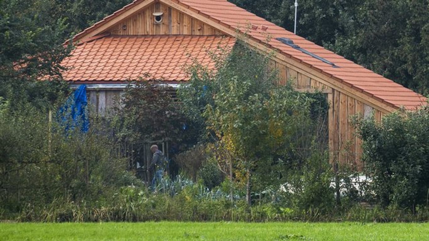 Ein Polizist auf Spurensuche auf dem abgelegenen Hof im niederländischen Dorf Ruinerwold.