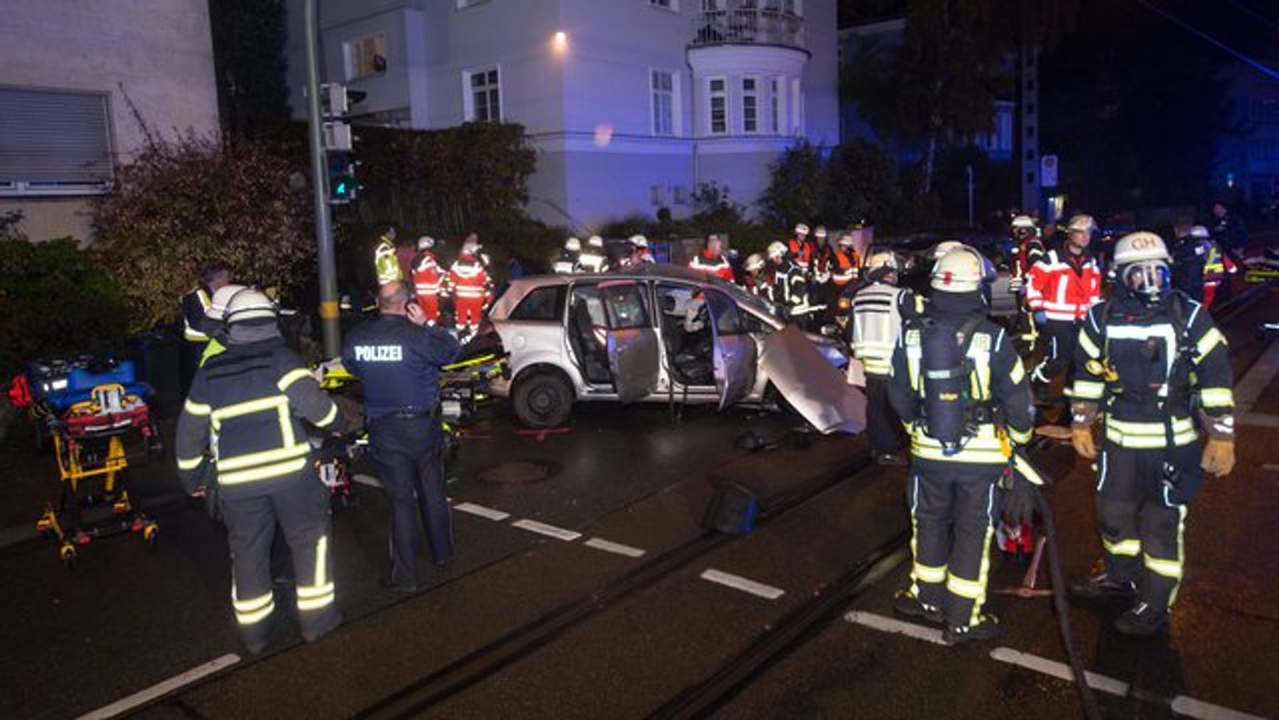 Autounfall in Bielefeld - Familie verunglückt nach Hochzeit: Zwei Tote