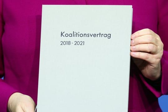 Die große Koalition war Anfang 2018 nur unter Mühen zustande gekommen, nachdem die Jamaika-Verhandlungen von CDU/CSU, FDP und Grünen gescheitert waren.