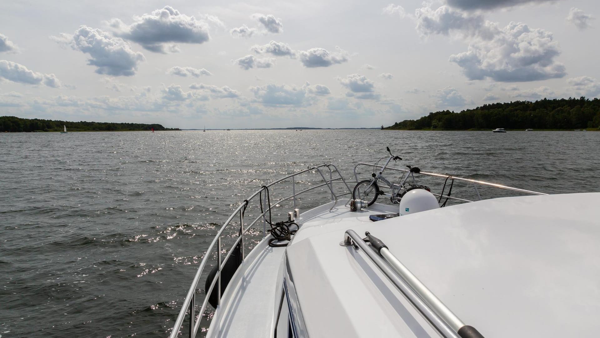 Blick vom Boot über die Müritz: Das Boot steckte in einer Sandbank fest, als es gefunden wurde. (Symbolbild)