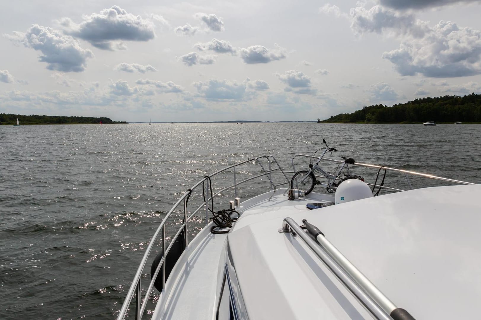 Blick vom Boot über die Müritz: Das Boot steckte in einer Sandbank fest, als es gefunden wurde. (Symbolbild)