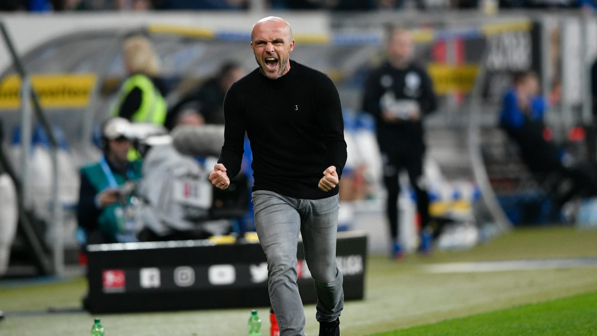 Alfred Schreuder jubelt euphorisch: Seine TSG Hoffenheim gewann glücklich mit 2:0 gegen den FC Schalke 04. Alfred Schreuder jubelt euphorisch: Seine TSG Hoffenheim gewann glücklich mit 2:0 gegen den FC Schalke 04.