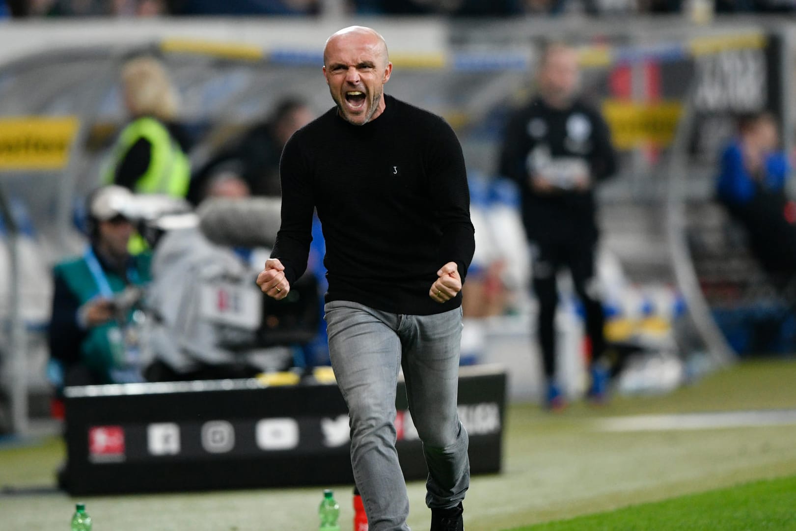 Alfred Schreuder jubelt euphorisch: Seine TSG Hoffenheim gewann glücklich mit 2:0 gegen den FC Schalke 04.