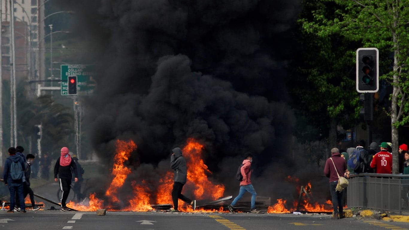 Proteste gegen die chilenische Regierung: Bei den anhaltenden Unruhen sind bisher mindestens acht Menschen gestorben.
