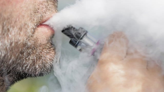Die Zahl der Todesfälle in Zusammenhang mit dem Gebrauch von E-Zigaretten in den USA steigt weiter an. Die Zahl der Todesfälle in Zusammenhang mit dem Gebrauch von E-Zigaretten in den USA steigt weiter an.