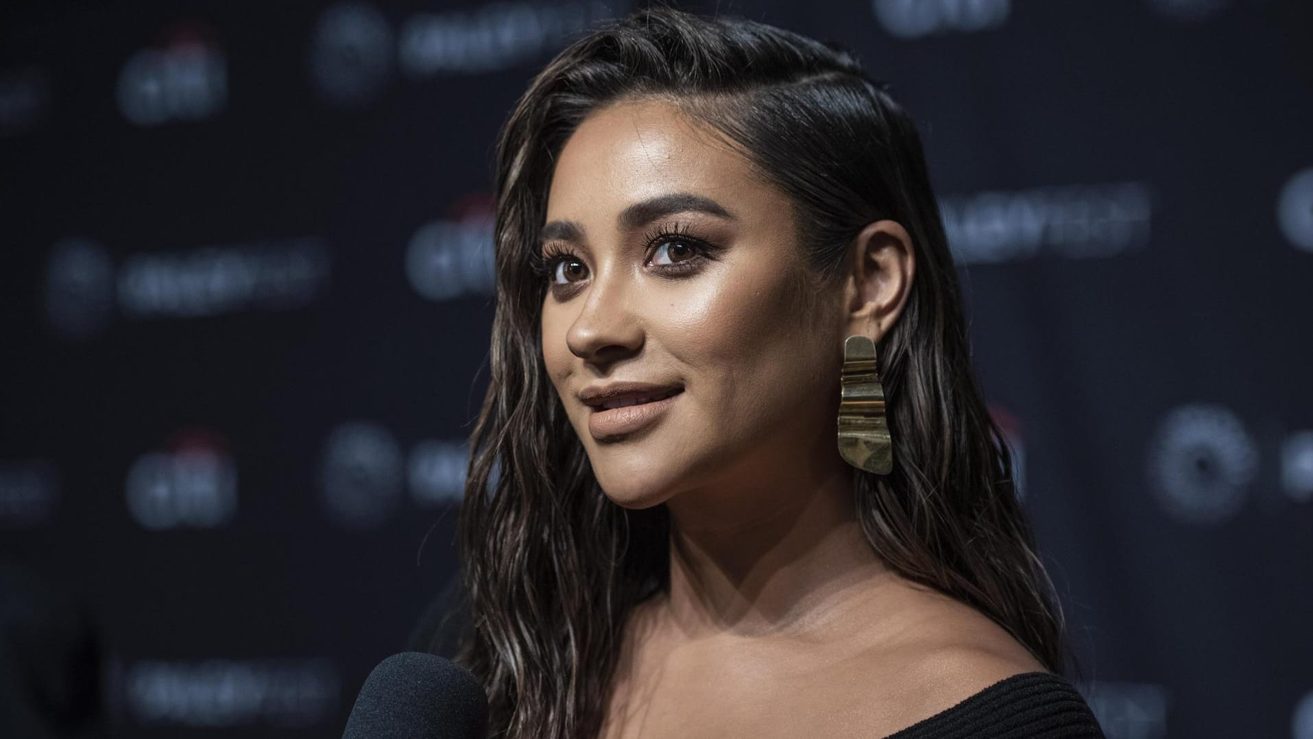 Shay Mitchell: Die Schauspielerin ist nach einer Fehlgeburt im letzten Jahr endlich Mama geworden.