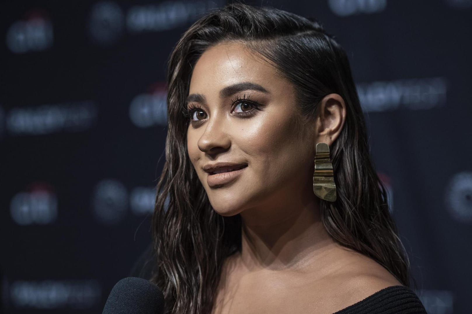 Shay Mitchell: Die Schauspielerin ist nach einer Fehlgeburt im letzten Jahr endlich Mama geworden.