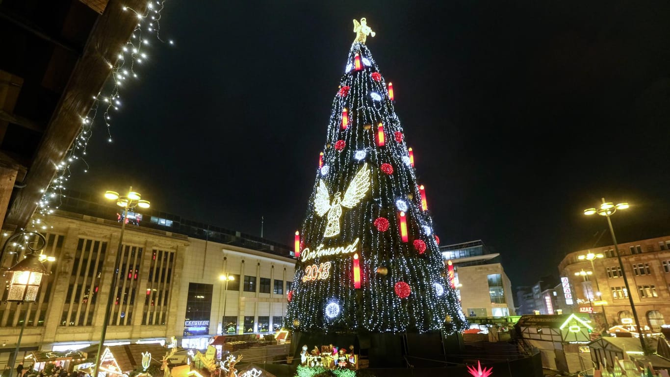 Der größte Weihnachtsbaum der Welt steht auf dem Dortmunder Weihnachtsmarkt: Wie im letzten Jahr wird er ab November auch in diesem Jahr in vollem Glanz erstrahlen.