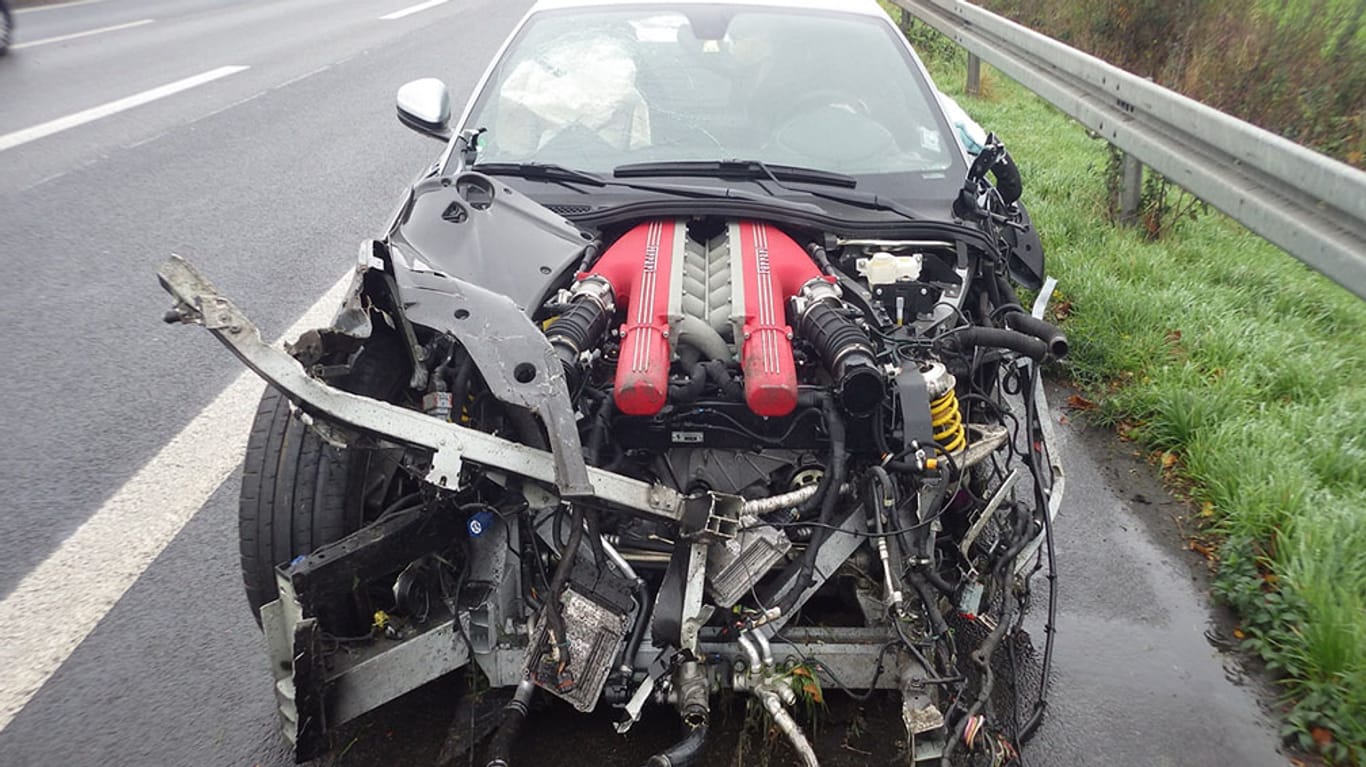 Ein zerstörter Sportwagen: Auf der A57 bei Köln hat ein 54-Jähriger seinen Wagen in die Leitplanke gefahren.