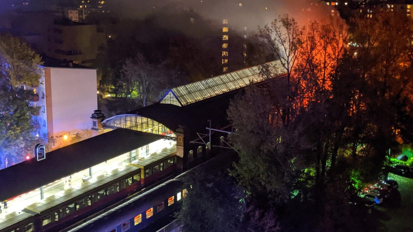 Ein Sonderzug eines privaten Bahnunternehmens steht brennend im S-Bahnhof Bellevue.
