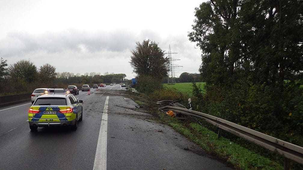 Eine Unfallstelle auf einer Autobahn: Auf der A57 bei Köln ist ein Ferrari in die Leitplanke gerast.