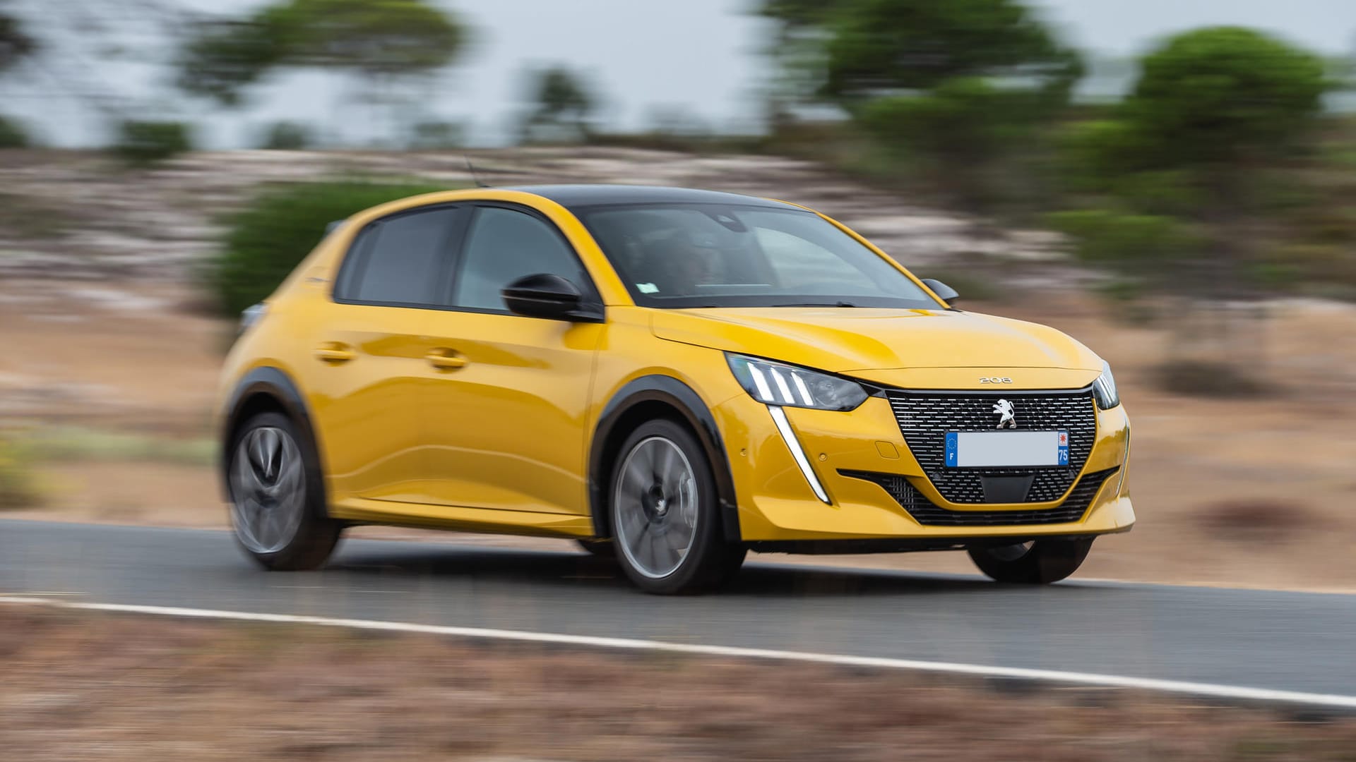 Gelber Peugeot 208: Der e-208 sprintet mit 136 PS in 8,1 Sekunden lautlos auf Tempo 100, der schnellste Benziner braucht mit 131 PS knapp 8,7 Sekunden.