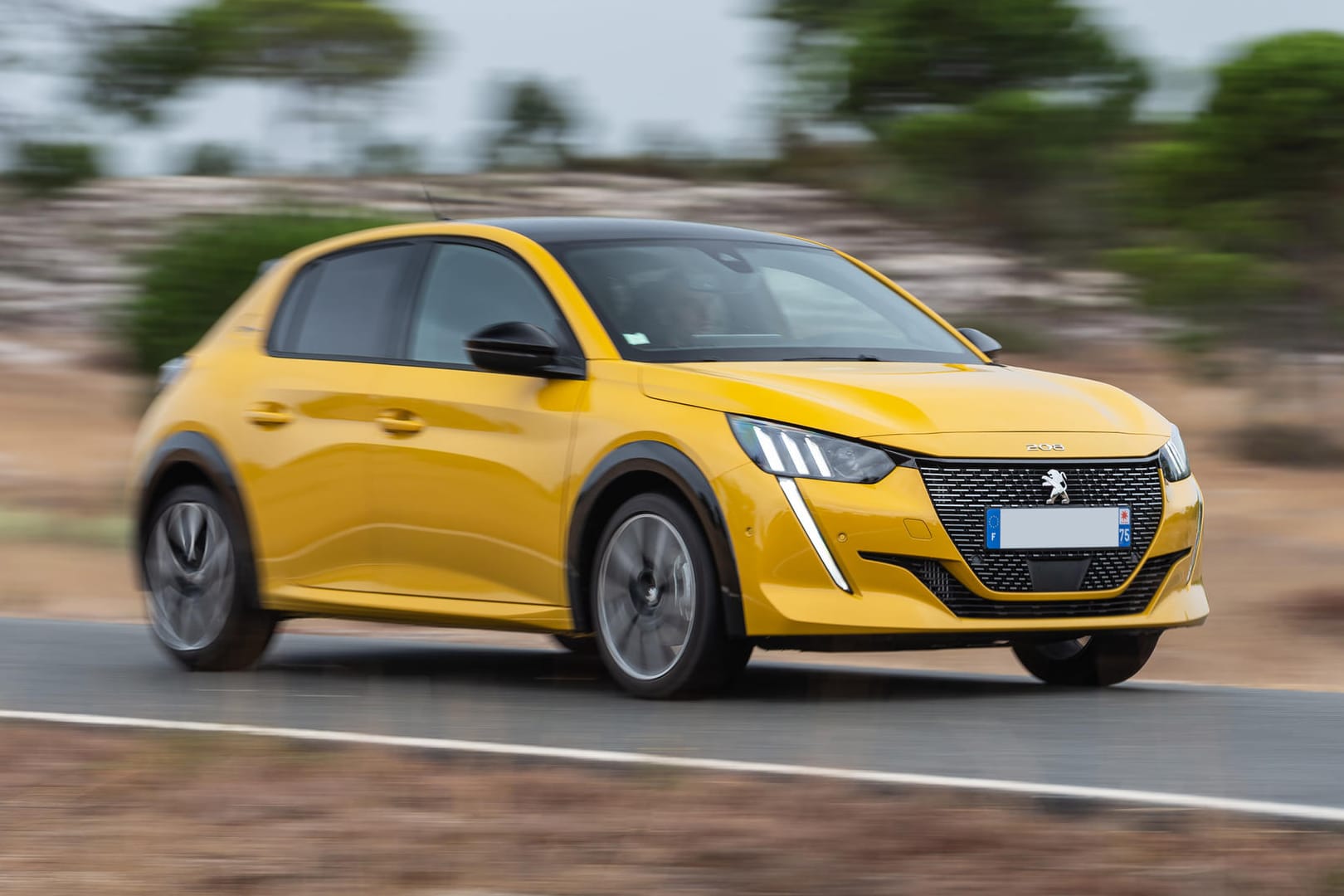 Gelber Peugeot 208: Der e-208 sprintet mit 136 PS in 8,1 Sekunden lautlos auf Tempo 100, der schnellste Benziner braucht mit 131 PS knapp 8,7 Sekunden.