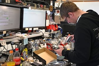 Ein Mitarbeiter des Retourenvermarkter Avides überprüft ein elektronisches Gerät.