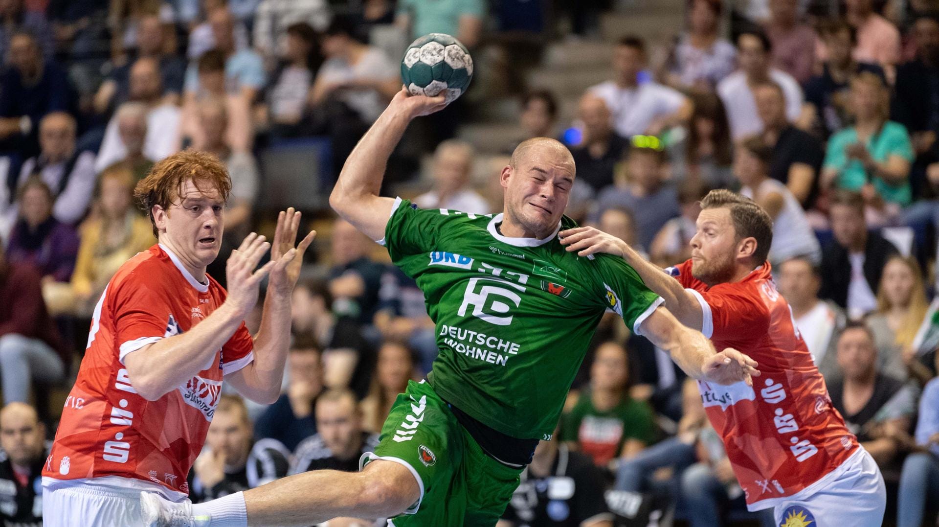 Lukas Stutzke (links) beim Spiel gegen die Füchse Berlin: Der BHC-Spieler ist in die Handball-Nationalmannschaft berufen worden.