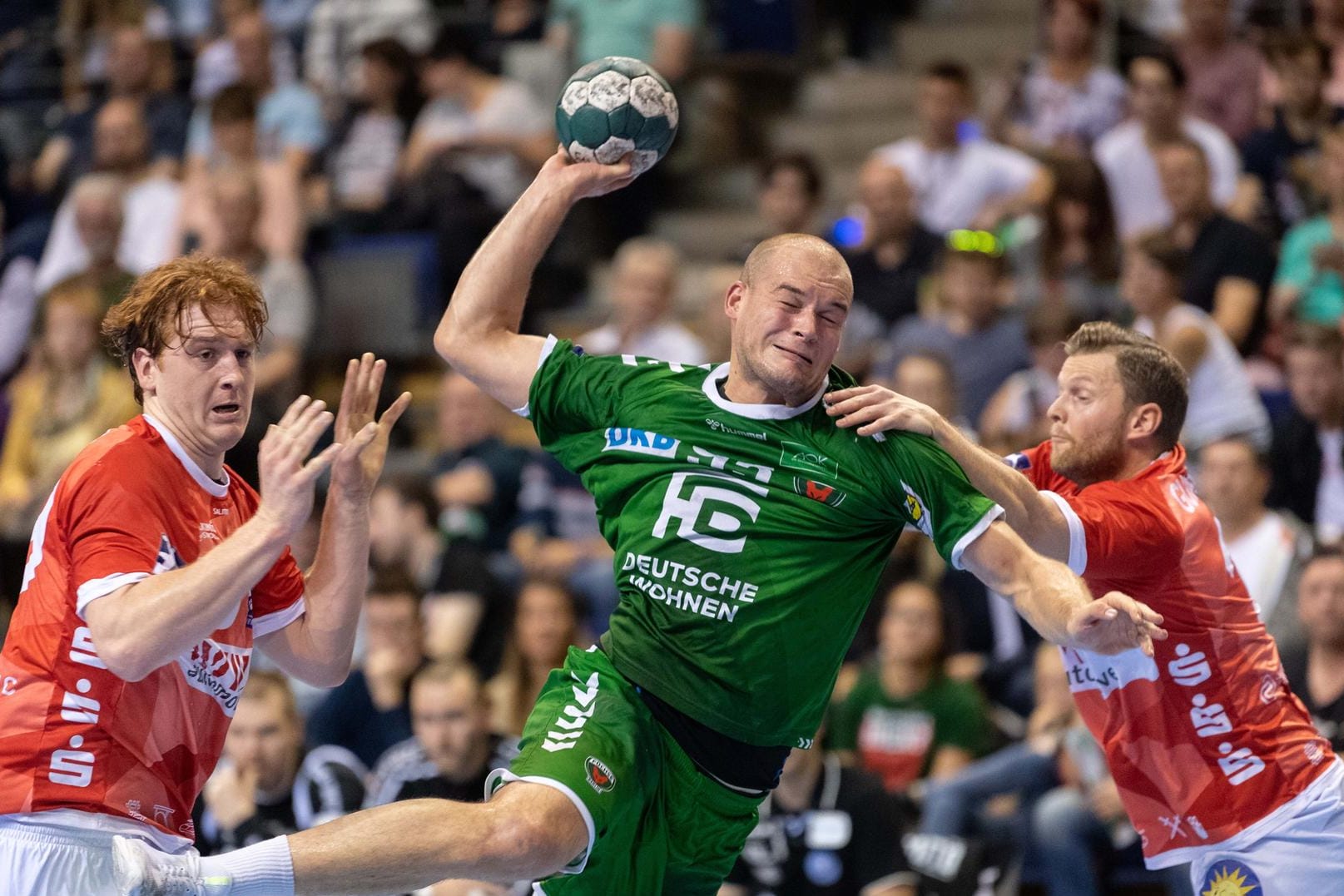 Lukas Stutzke (links) beim Spiel gegen die Füchse Berlin: Der BHC-Spieler ist in die Handball-Nationalmannschaft berufen worden.