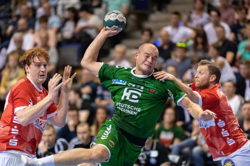 Lukas Stutzke (links) beim Spiel gegen die Füchse Berlin: Der BHC-Spieler ist in die Handball-Nationalmannschaft berufen worden.