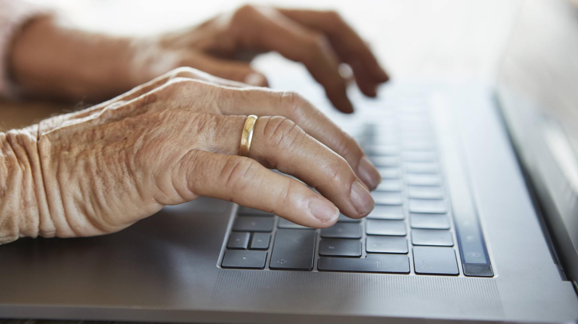Eine Seniorin schreibt am Laptop: Der Geburtsjahrgang 2001 wird vermutlich mit 69 Jahren und vier Monaten regulär in Rente gehen können.