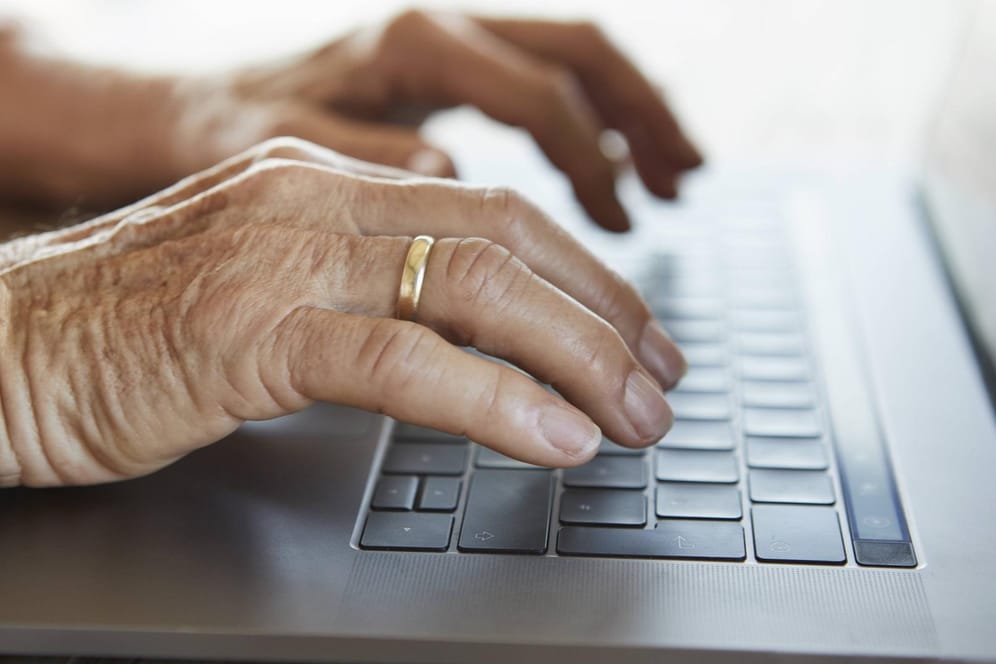 Eine Seniorin schreibt am Laptop: Der Geburtsjahrgang 2001 wird vermutlich mit 69 Jahren und vier Monaten regulär in Rente gehen können.