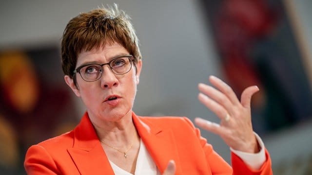 Laut Verteidigungsministerin Annegret Kramp-Karrenbauer beeinträchtigt die Situation in Syrien die Sicherheitsinteressen Europas und Deutschlands massiv. Laut Verteidigungsministerin Annegret Kramp-Karrenbauer beeinträchtigt die Situation in Syrien die Sicherheitsinteressen Europas und Deutschlands massiv.