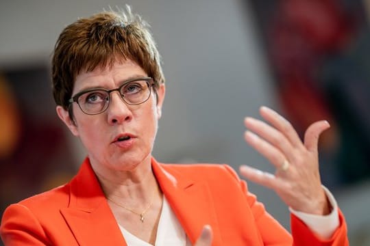 Laut Verteidigungsministerin Annegret Kramp-Karrenbauer beeinträchtigt die Situation in Syrien die Sicherheitsinteressen Europas und Deutschlands massiv.