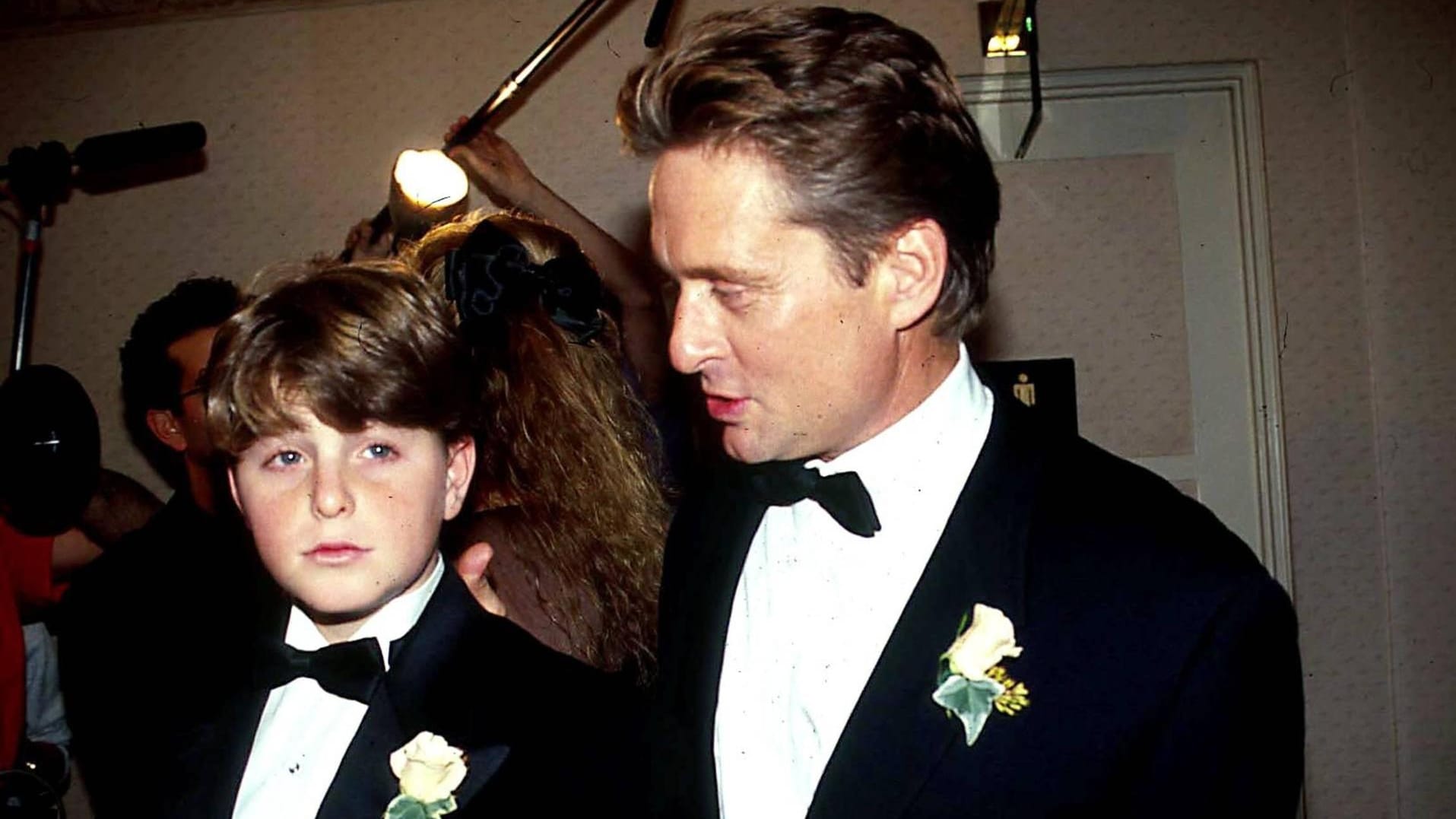 Cameron Douglas mit seinem Vater: Die Aufnahme stammt aus dem Jahr 1991. Zu dieser Zeit hat der heute 40-Jährige bereits seine ersten Drogenerfahrungen gemacht.