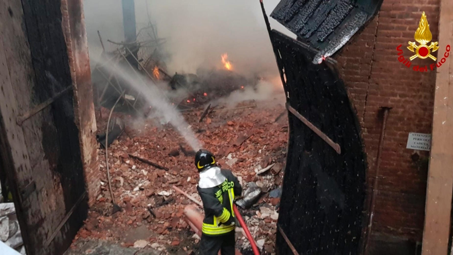 Ein Feuerwehrmann löscht ein Feuer in der Cavallerizza Reale: Das Gebäude ist für seine Architektur bekannt, nun ist es teilweise zerstört. Ein Feuerwehrmann löscht ein Feuer in der Cavallerizza Reale: Das Gebäude ist für seine Architektur bekannt, nun ist es teilweise zerstört.