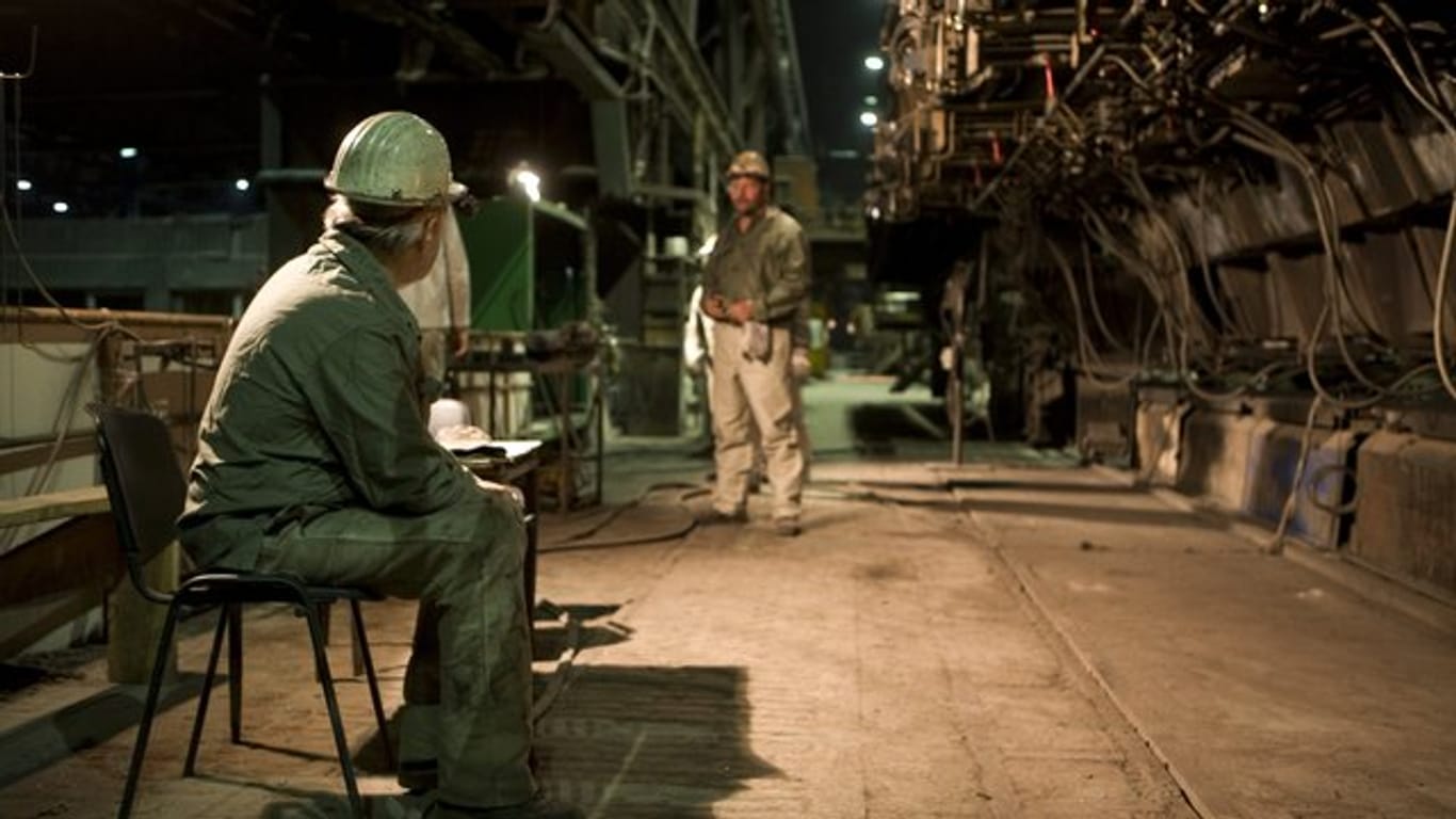 Stahlarbeiter in einer Produktionshalle: Künftig arbeiten fast bis zum 70.