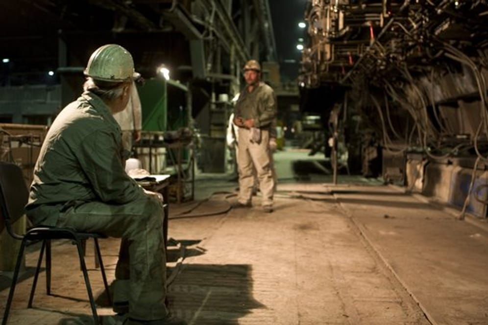 Stahlarbeiter in einer Produktionshalle: Künftig arbeiten fast bis zum 70.