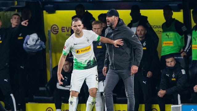 Die Gladbacher um Tony Jantschke (l) und Trainer Marco Rose sind trotz der Niederlage beim BVB weiter an der Bundesliga-Spitze. Die Gladbacher um Tony Jantschke (l) und Trainer Marco Rose sind trotz der Niederlage beim BVB weiter an der Bundesliga-Spitze.