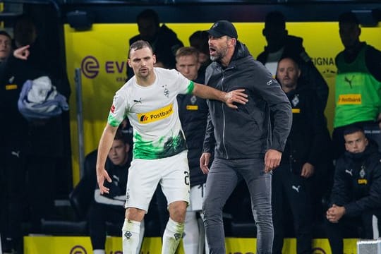 Die Gladbacher um Tony Jantschke (l) und Trainer Marco Rose sind trotz der Niederlage beim BVB weiter an der Bundesliga-Spitze.