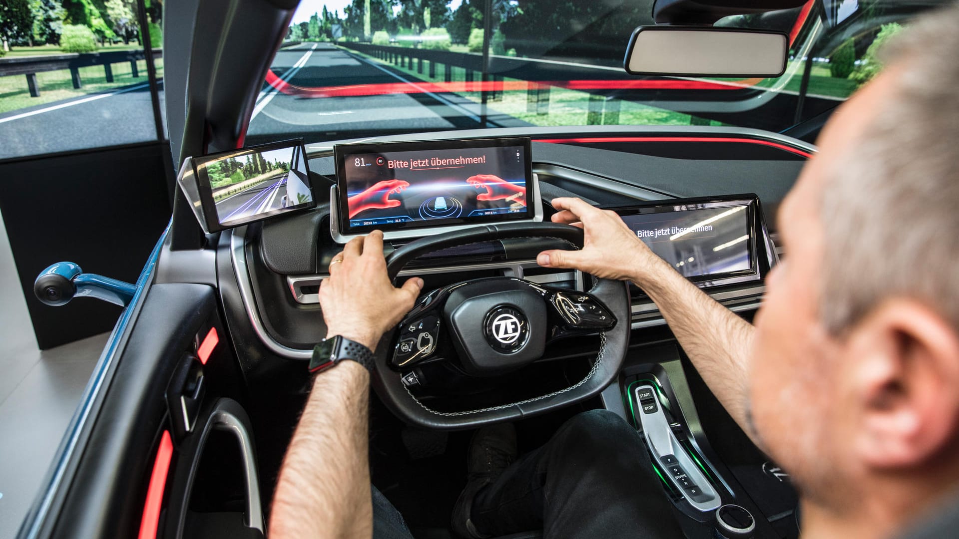 Ein Mann fährt ein Auto: Menschliche und elektronische Fahrzeuglenker werden bei ZF miteinander kombiniert. Ein Mann fährt ein Auto: Menschliche und elektronische Fahrzeuglenker werden bei ZF miteinander kombiniert.