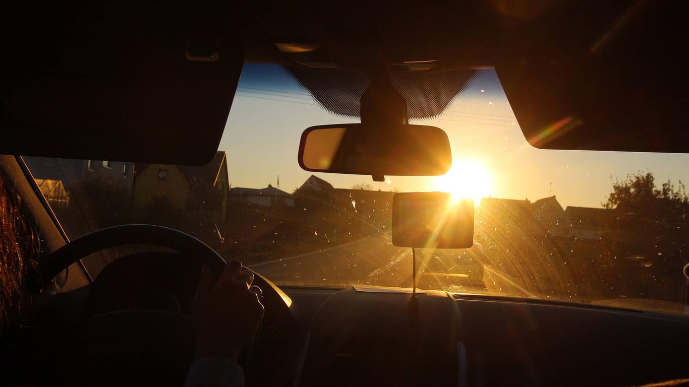 Ein Auto fährt in Richtung Sonne (Symbolbild): Morgens und Abends werden werden Fahrer besonders oft geblendet.