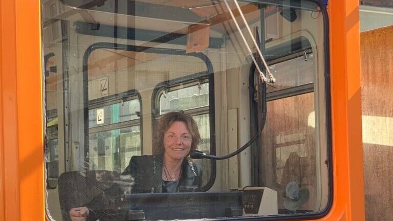 Eine Frau am Steuer einer Schwebebahn: Gaby Schäfer bietet die Schwebebahn zum Kauf an.