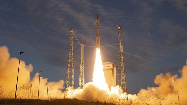 Eine Vega-Trägerrakete startet auf dem europäischen Weltraumbahnhof Kourou. Eine Vega-Trägerrakete startet auf dem europäischen Weltraumbahnhof Kourou.