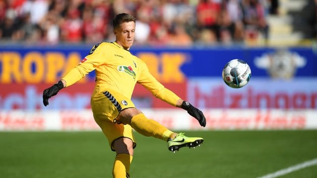 Freiburgs Keeper Alexander Schwolow hat sich einen Muskelfaserriss im Oberschenkel zugezogen. Freiburgs Keeper Alexander Schwolow hat sich einen Muskelfaserriss im Oberschenkel zugezogen.