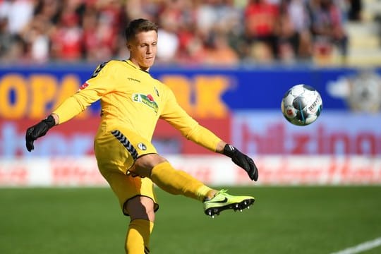 Freiburgs Keeper Alexander Schwolow hat sich einen Muskelfaserriss im Oberschenkel zugezogen.