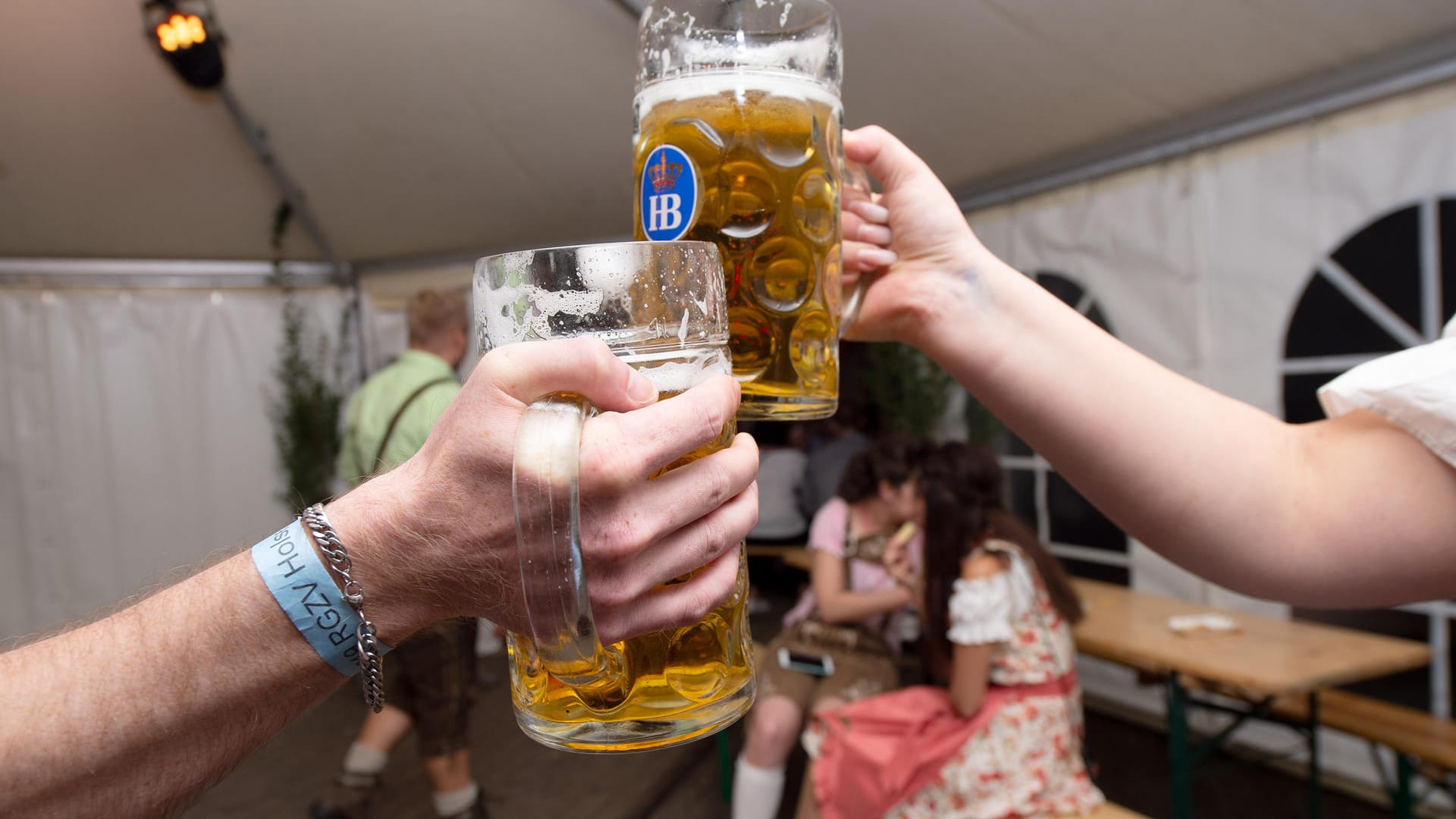 Zwei Oktoberfest-Besucher stoßen mit Bier an: Die Polizei musste beim Mainzer Oktoberfest immer wieder ausrücken.