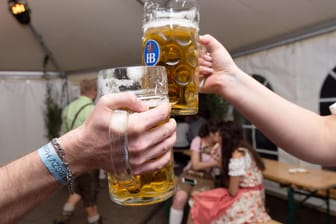 Zwei Oktoberfest-Besucher stoßen mit Bier an: Die Polizei musste beim Mainzer Oktoberfest immer wieder ausrücken.