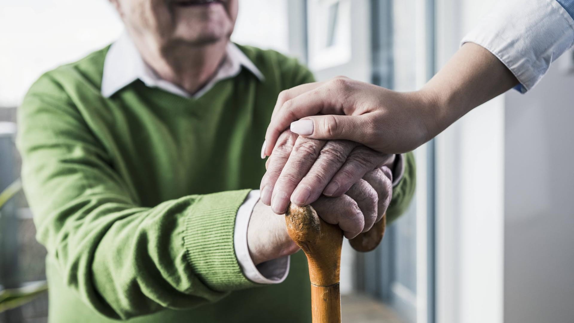 Frau hält die Hand eines Senioren: In bestimmten Fällen können Krankenkassen die Zahlung an den Pflegedienst ablehnen.